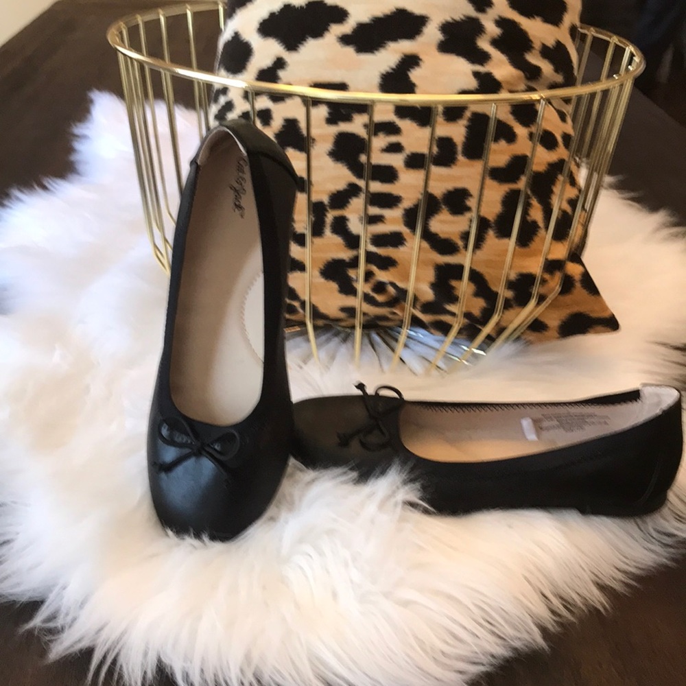 Black ballerina flats